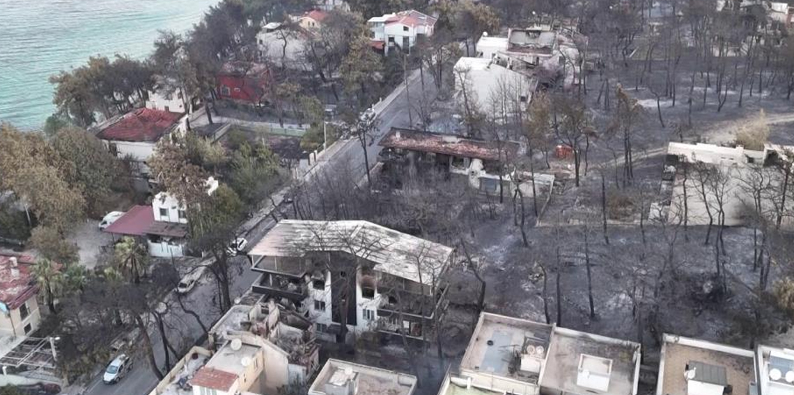 Çanakkale’de yanan villalar sabahın ilk ışıklarıyla görüntülendi