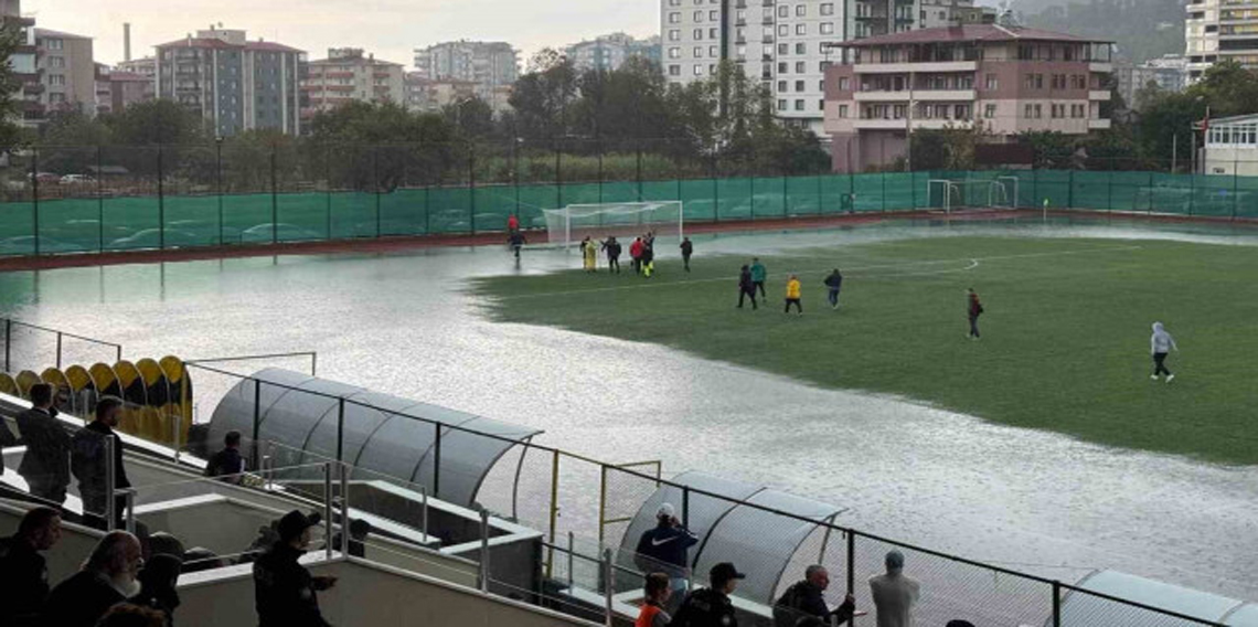 Artvin'de sahayı su bastı! Maç ertelendi