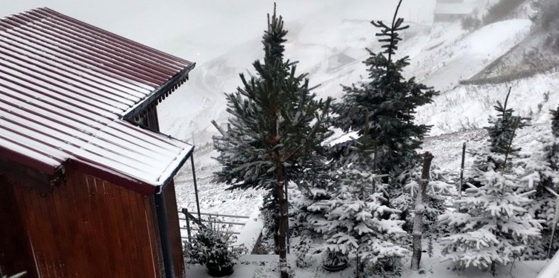 Bayburt’un yüksek kesimlerine kar yağdı