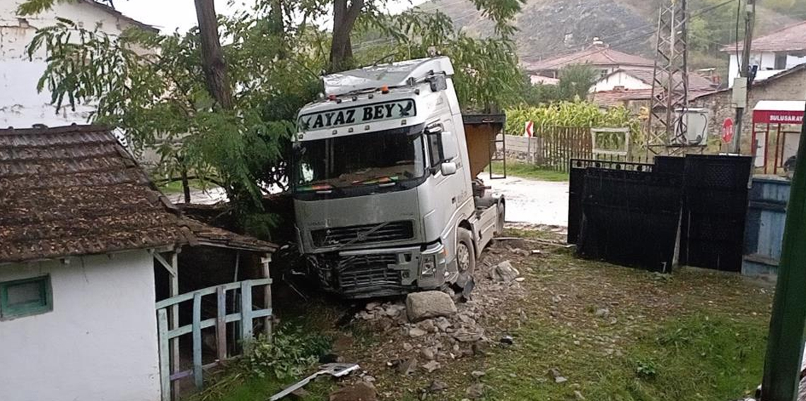 Tokat'da Yağışta kayan tır evin bahçesine girdi