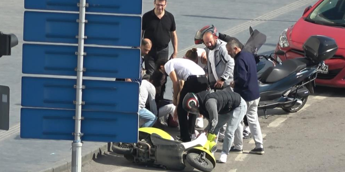 Kavşakta motosiklet devrildi, sürücü ve yolcu yere sürüklendi