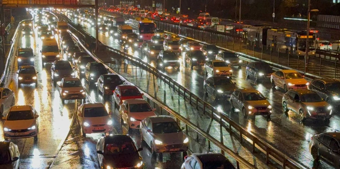 İstanbul'da trafik yoğunluğu yaşanıyor