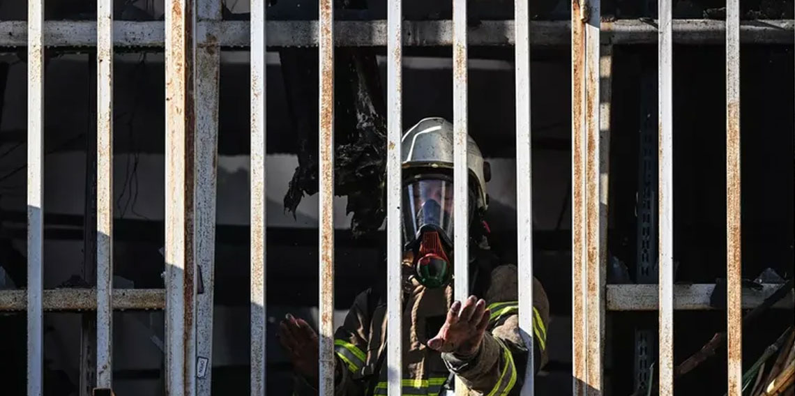 İzmir'de bir AVM’de yangın paniği: Dumandan etkilendiler