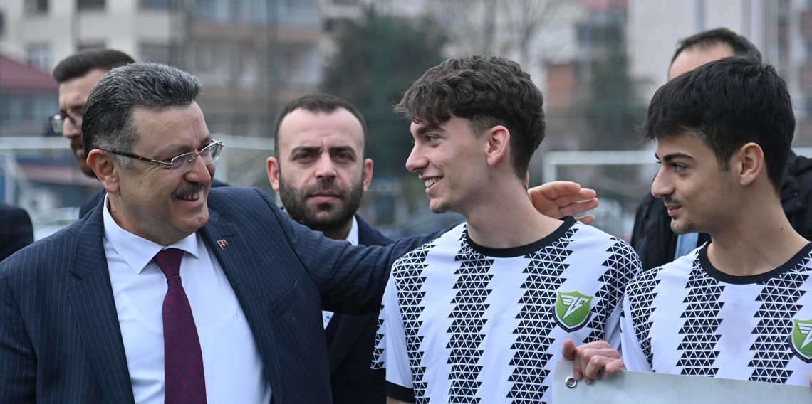 Başkan Genç Trabzon'da Gençlig Futbol Turnuvası'nın Startını Verdi