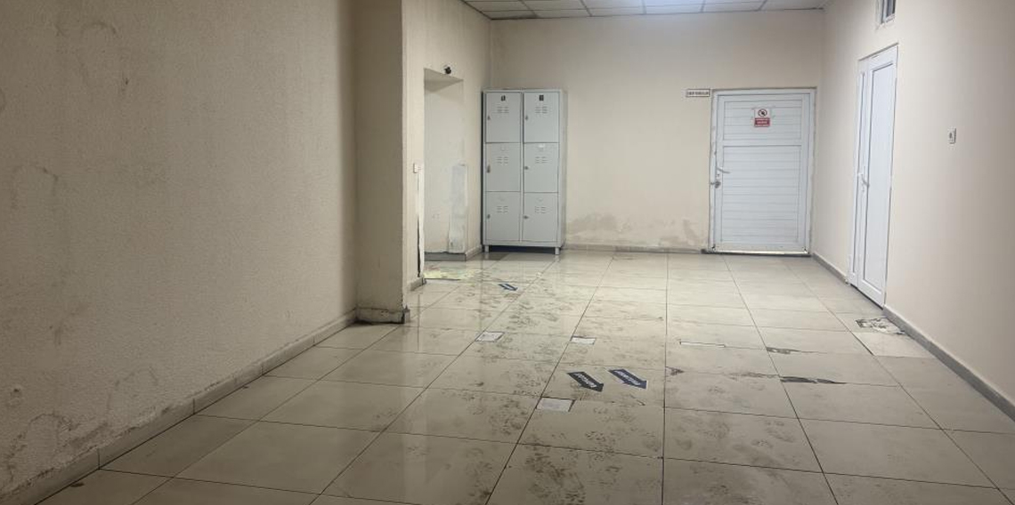 Tavanından sular akan hastanede koridorlar çamurla kaplandı