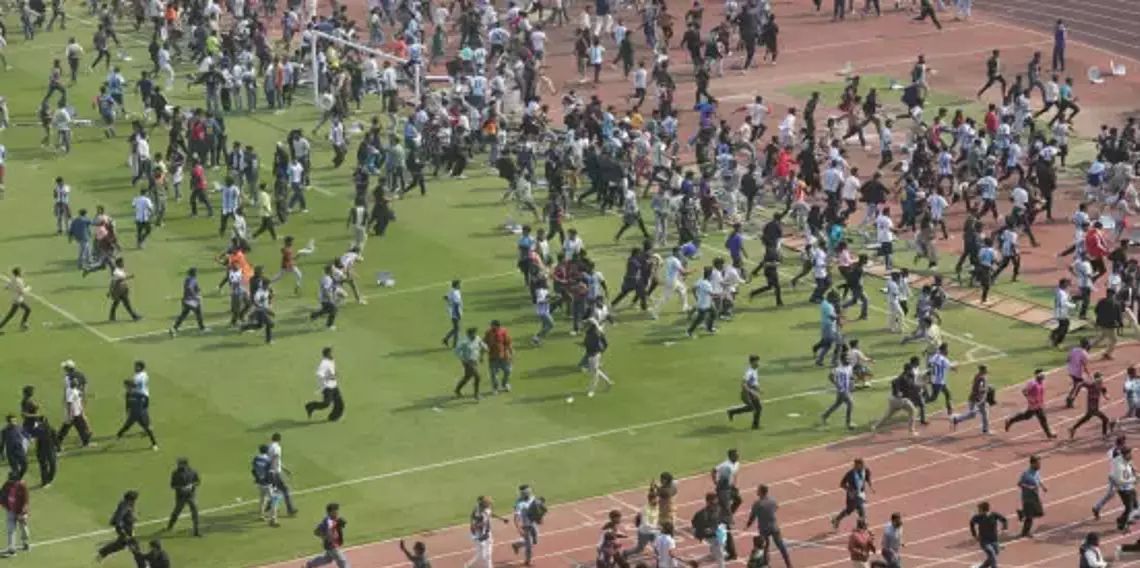 Messi'ye sinirlenen hayranları stadyumu dağıttı