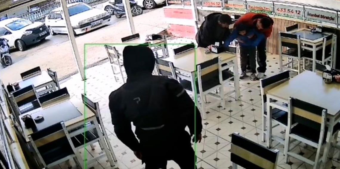 Kurye heimlich manevrasıyla boğulan çocuğu kurtardı