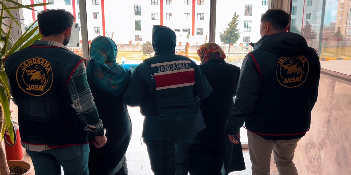 Firari anne ve anneanneyi JASAT yakaladı