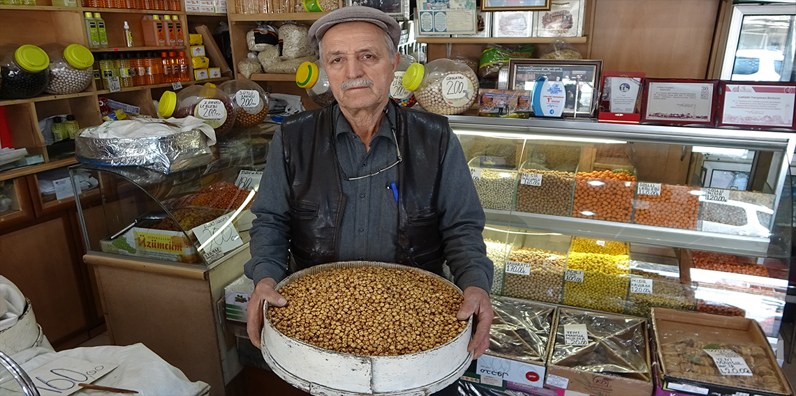 Leblebiye adanmış bir ömür