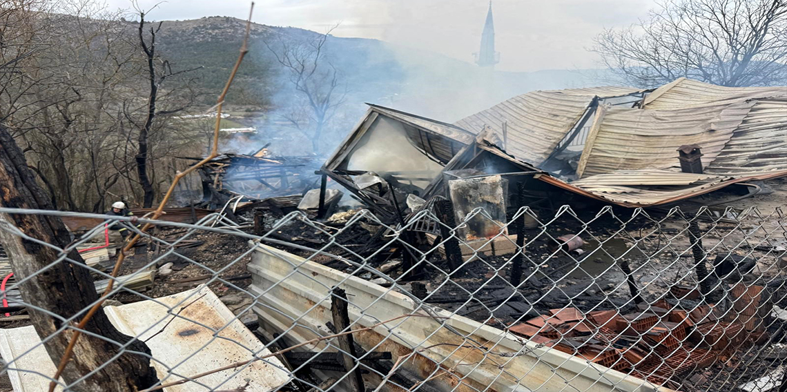 Bolu'da 2 ev, samanlık ve traktör alevlere teslim oldu