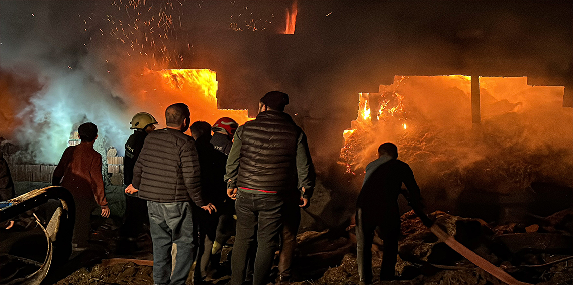 Bolu’da ahır ve samanlık alev alev yandı