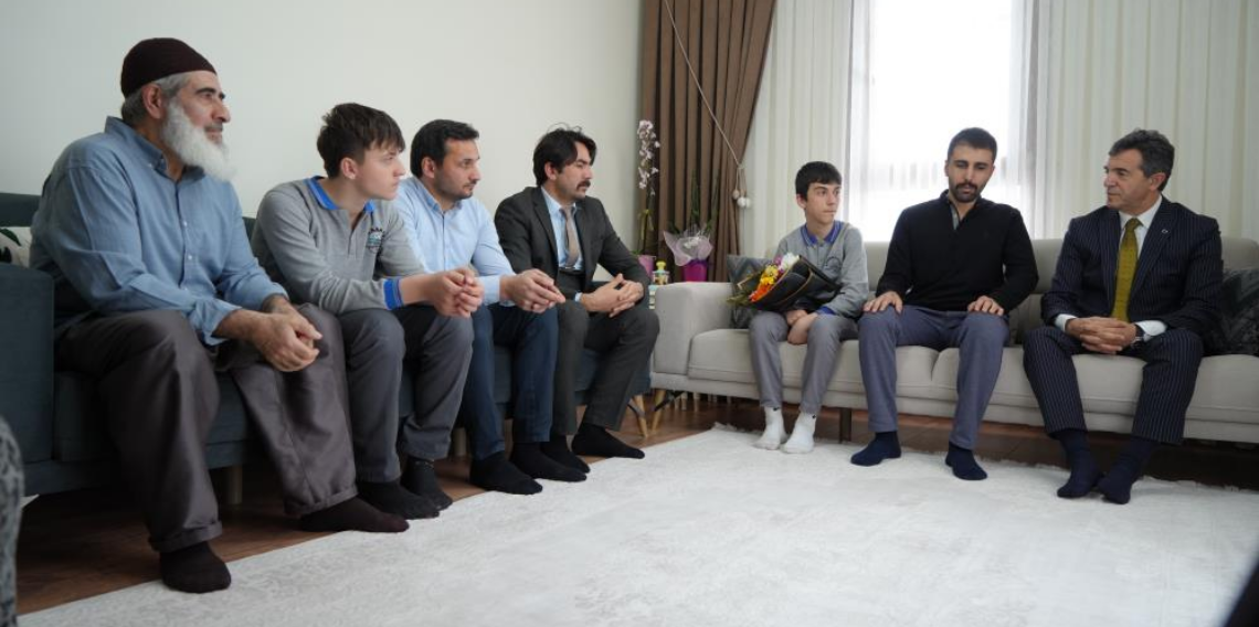 DEAŞ operasyonunda ağır yaralanmıştı: Bayburtlu kahraman komisere öğrencilerden Polis Haftası sürprizi