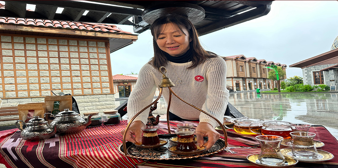 Japonyalı ‘Türk Çayı Demleme Ustası’ Rize’de çay demledi
