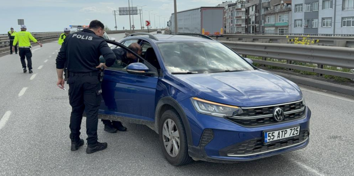 Samsun’da Yol Çalışmasında Bayrak Sallayan İşçiye Otomobil Çarptı