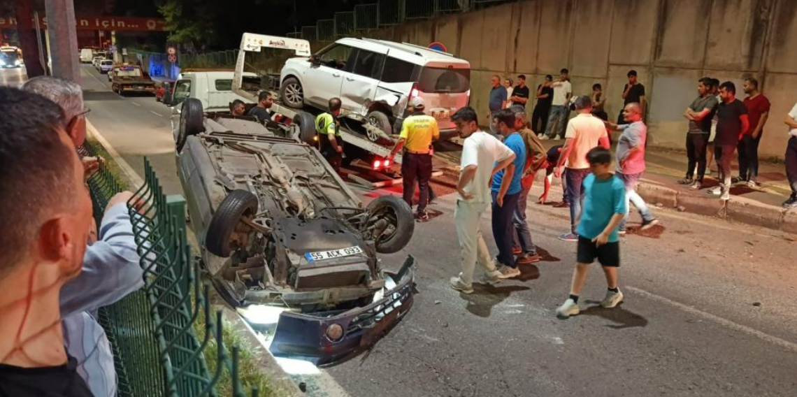 Kontrolden çıkan otomobil park halindeki araçlara çarpıp takla attı: 