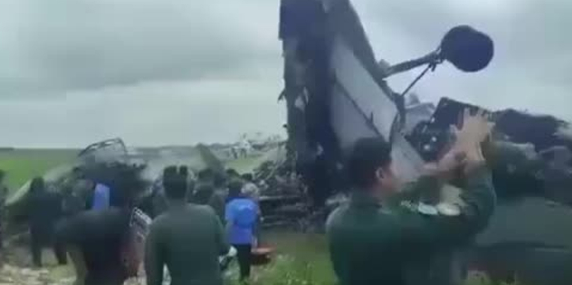 Hindistan'da askeri nakliye uçağı düştü