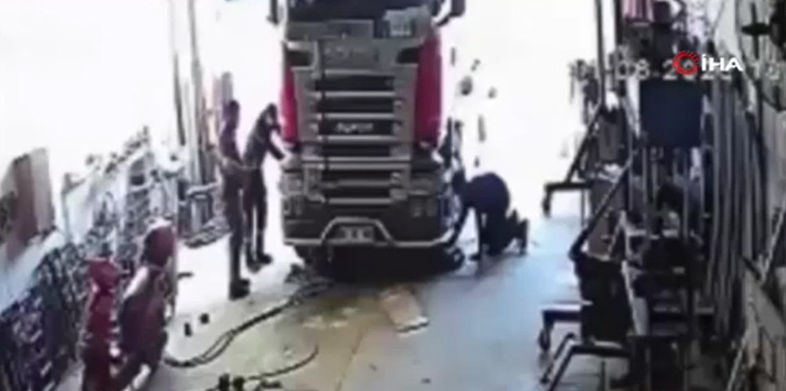 Tırın altında kalan baba ve oğlu onlarca esnafın müdahalesiyle kurtarıldı