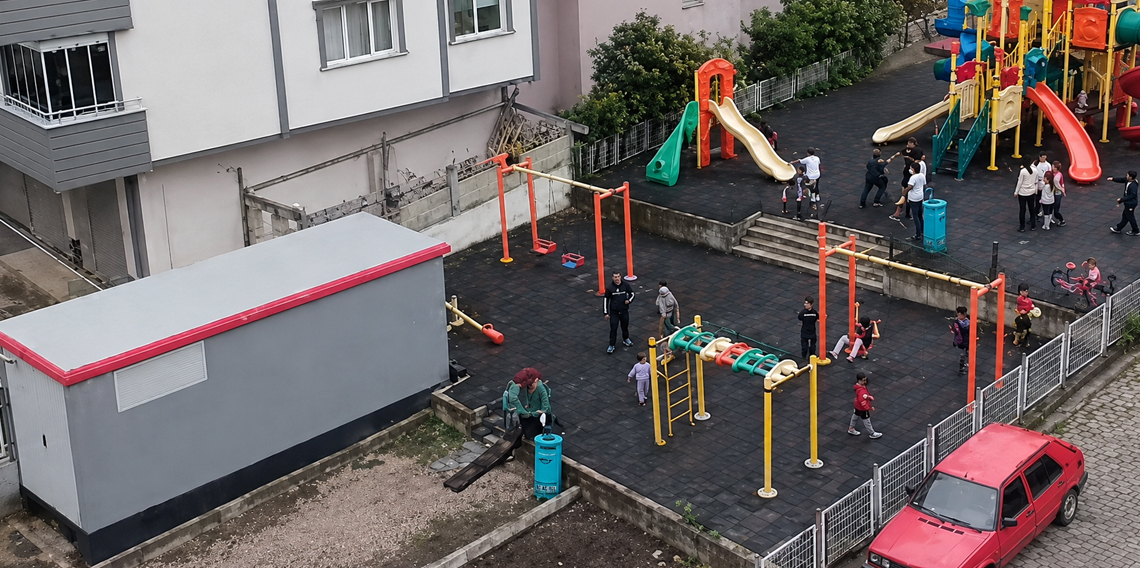 Akçaabat'ta Çocuk Parkındaki Trafo Tepki Çekti! Mahalle Sakinleri Endişeli