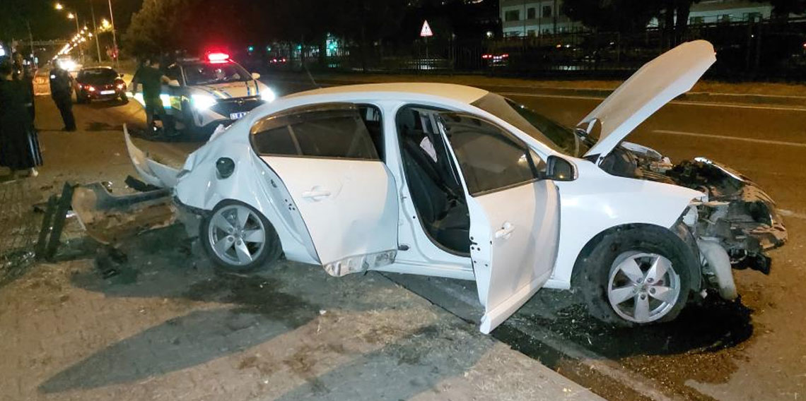 Samsun'da ağaca çarpan otomobil hurdaya döndü: 1 yaralı
