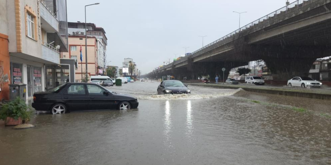 Samsun sağanağa teslim: Canik'te yollar göle döndü