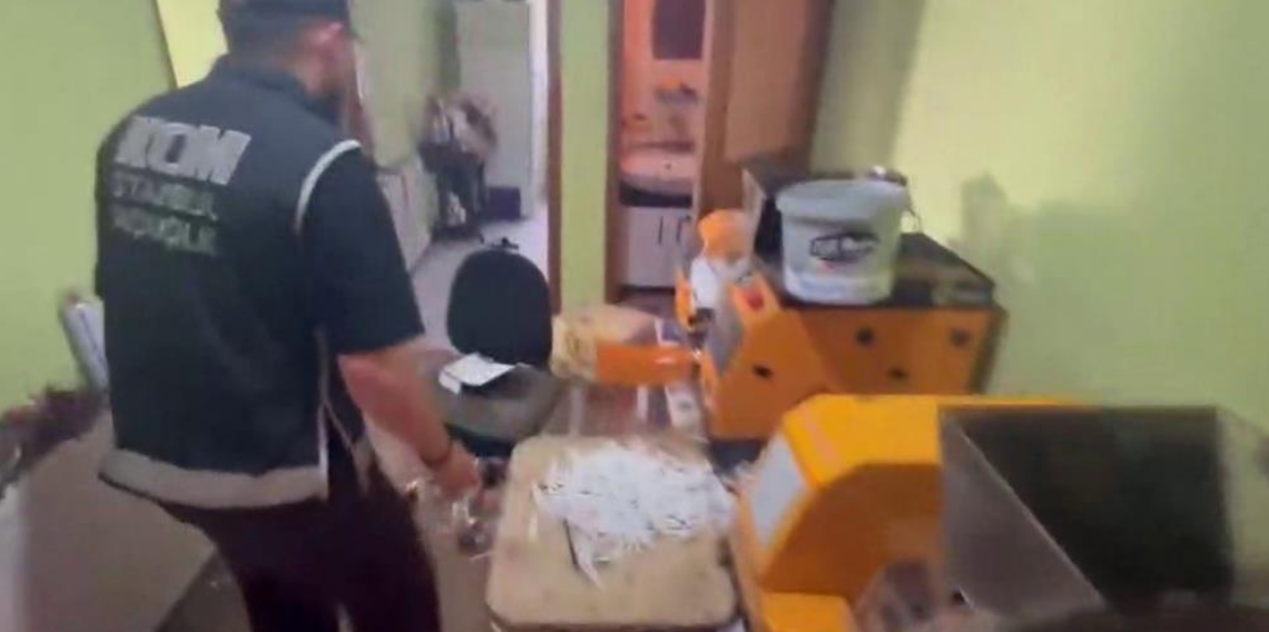 Pendik'te kaçak tütün operasyonu: 440 kilogram tütün ve 328 bin 200 makaron ele geçirildi