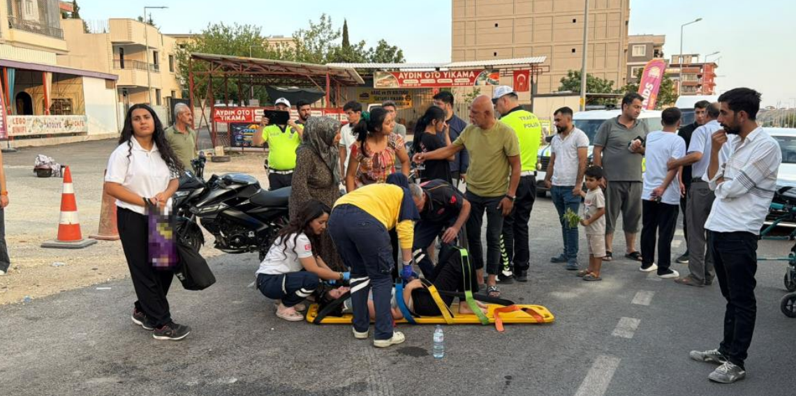 Ehliyetsiz sürücü, motosikletiyle otomobile çarptı: 