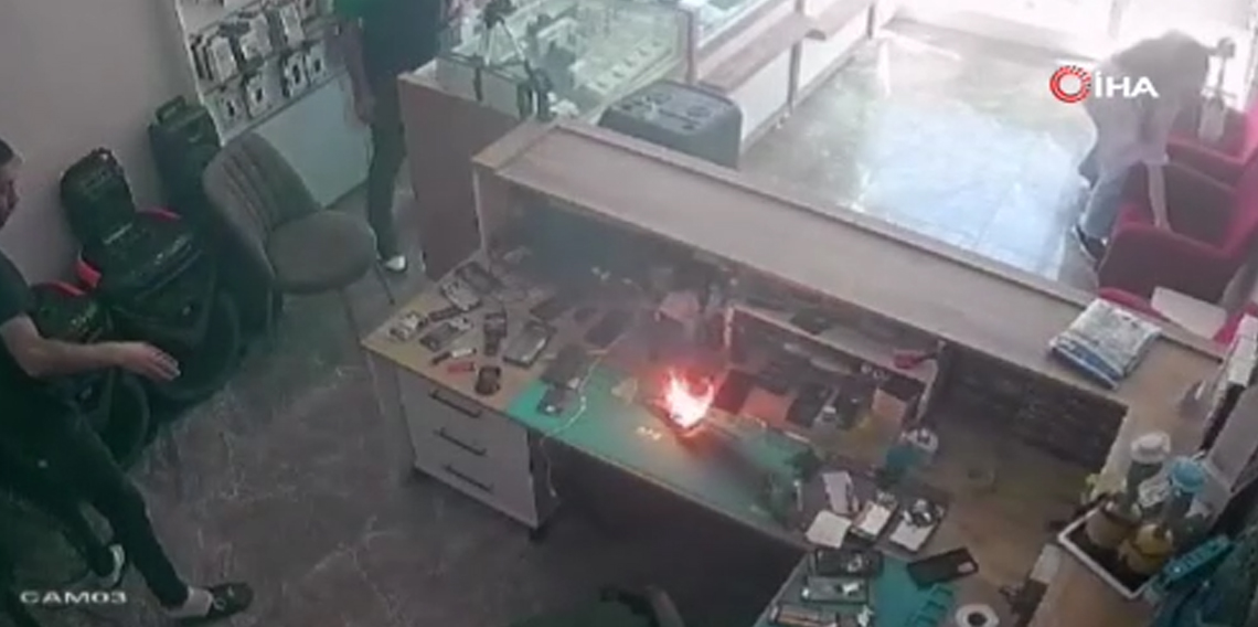 Telefon bataryası bomba gibi patladı