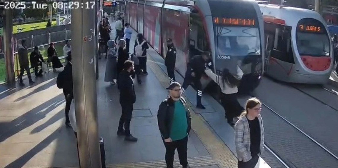 Genç kız tramvayın altında kalmaktan son anda kurtuldu