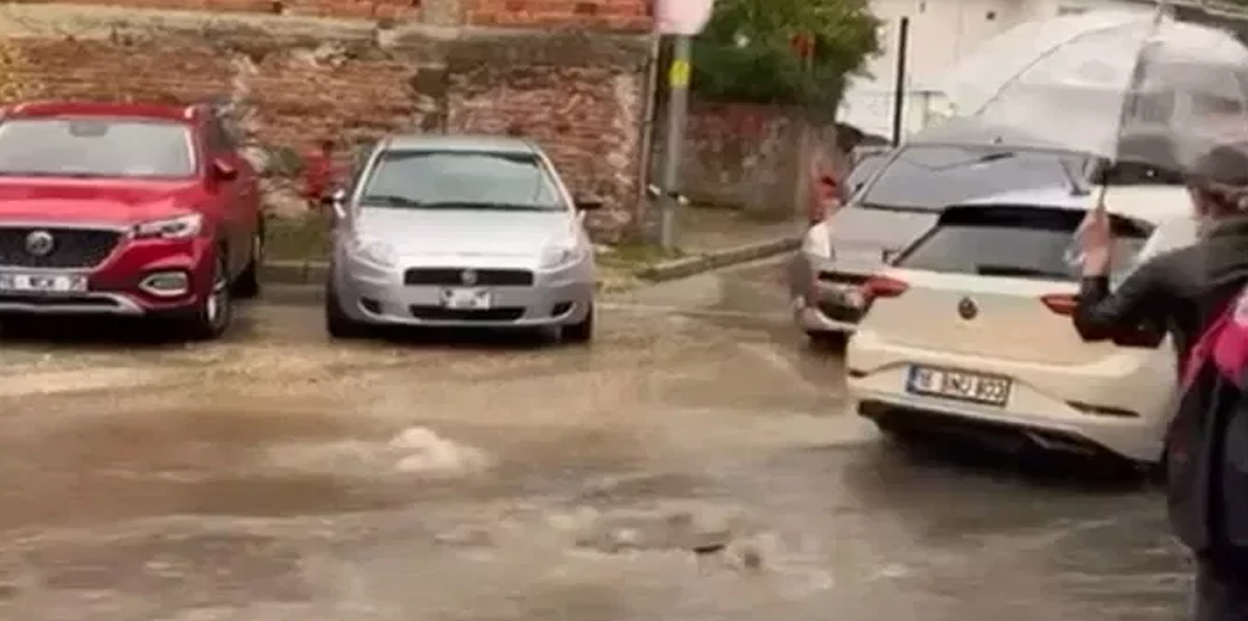 Sağanak Yağmur Bursa'yı vurdu! Pazar yerleri ve sokaklar göle döndü