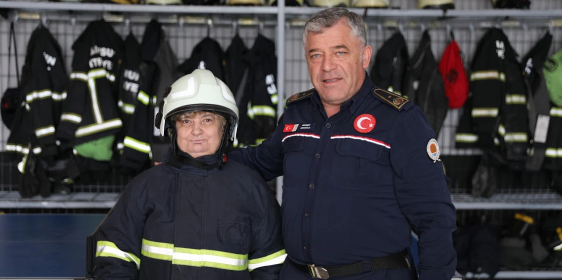 Samsun'da içleri gülümseten olay yaşandı, yaşlı teyze 1 günlüğüne itfaiyeci oldu! 