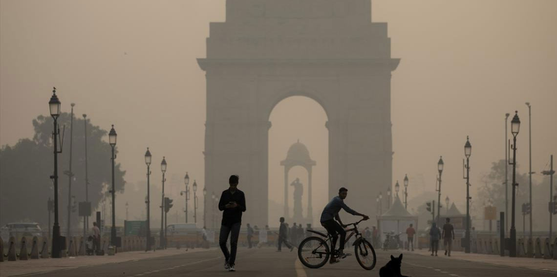 Hindistan'ın başkenti Delhi, sınırın 50 kat üzerinde zehirli dumanla mücadele ediyor