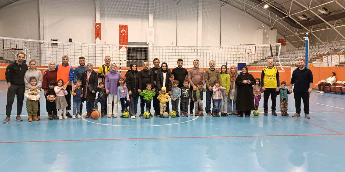  Minikler babalarıyla birlikte spor yaptılar