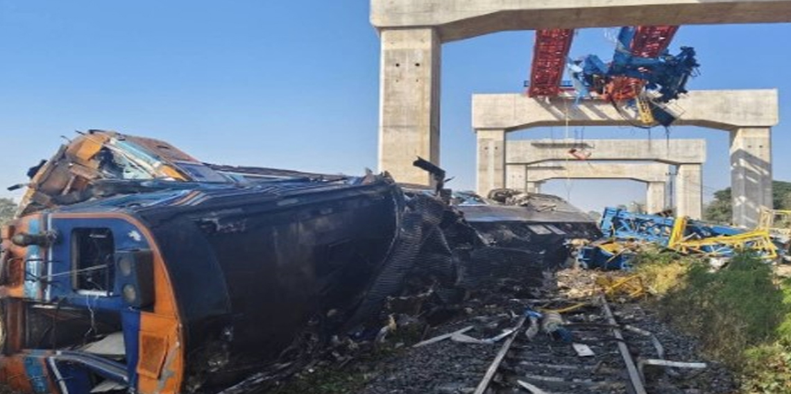 Tayland'da yolcu treninin üzerine vinç devrildi: 22 ölü, 55 yaralı