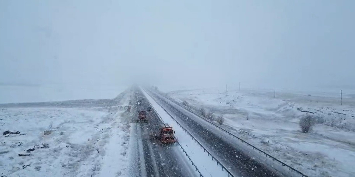 Bayburt-Gümüşhane yolunda karla mücadelesi sürüyor