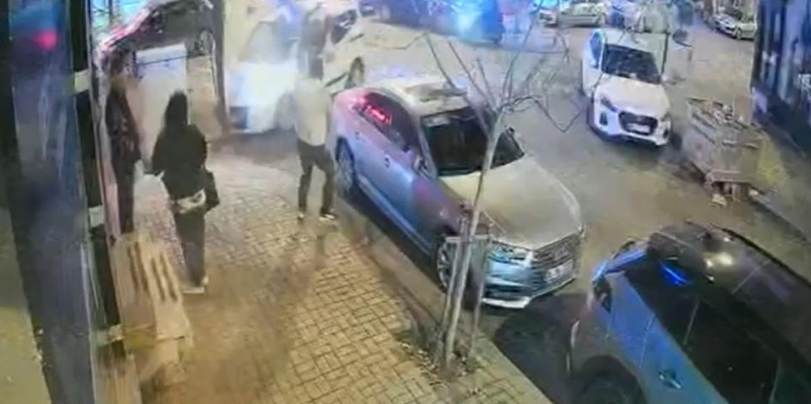 Araçla çarpışan motosikletli kaldırımdaki yayanın üzerine böyle uçtu