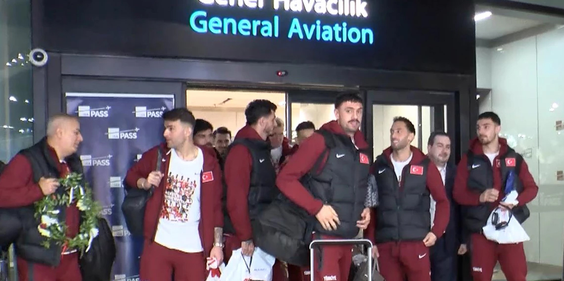 Türkiye A Milli Futbol Takımı galibiyet sonrası yurda döndü
