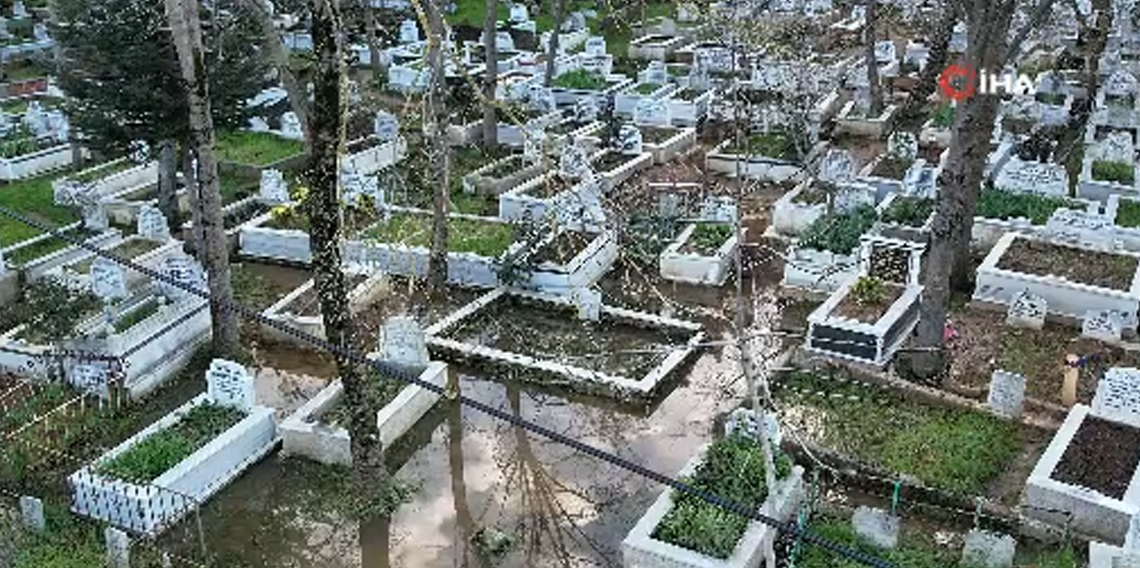 Arnavutköy’de mezarlık sular altında kaldı