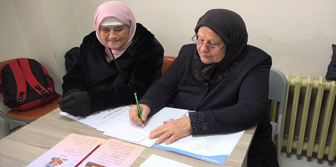 73 yaşındaki anne ile 56 yaşındaki kızının okuma azmi herkese örnek oluyor