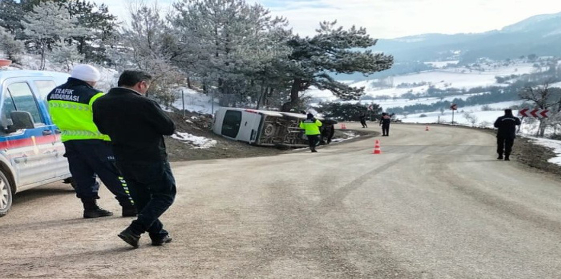 Bolu’da Erpiliç işçilerini taşıyan minibüs devrildi