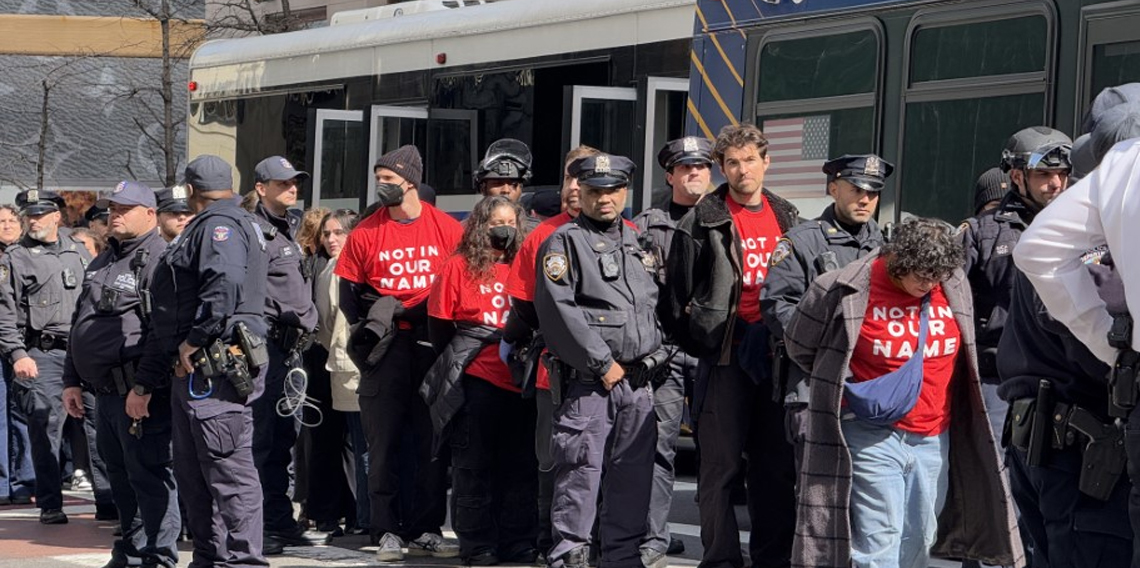 Yahudi protestocular Trump Tower'ı işgal etti: 98 gözaltı