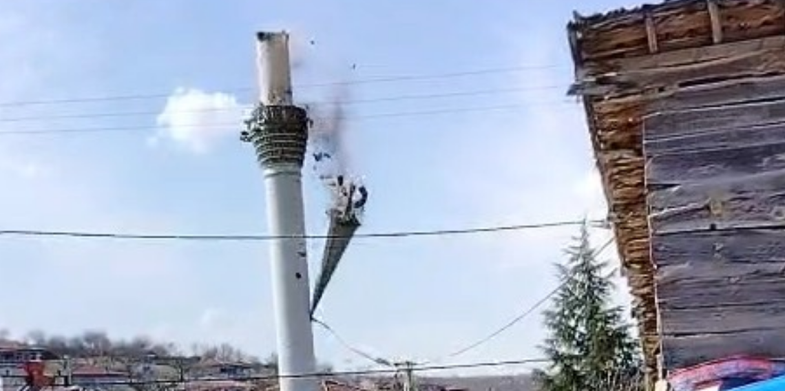 Tokat’taki Deprem Sonrası Hasarlı Cami Minaresi Kontrollü Şekilde Yıkıldı