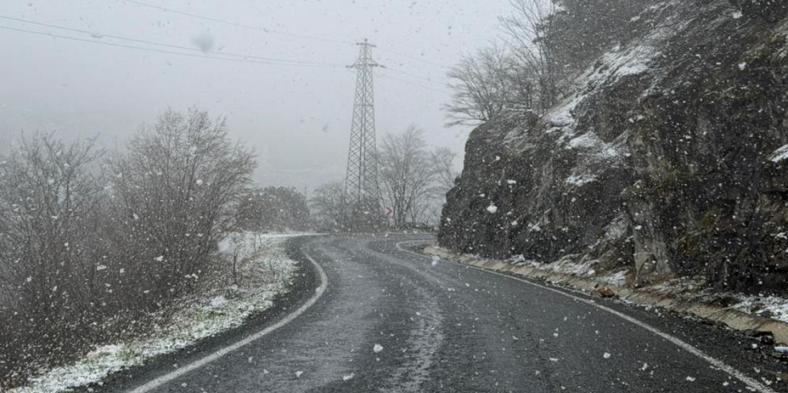 Zigana Dağı'nın yüksek kesimlerinde Nisan ayının ortasında lapa lapa kar süprizi