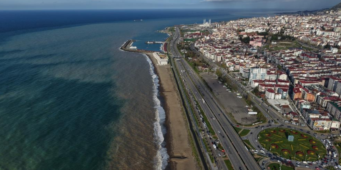 Trabzon'da sahil çamura bulandı