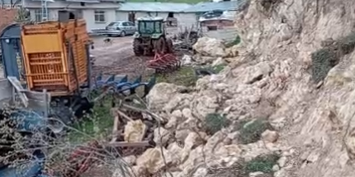 Tokat’ta köy girişindeki heyelan korkuttu