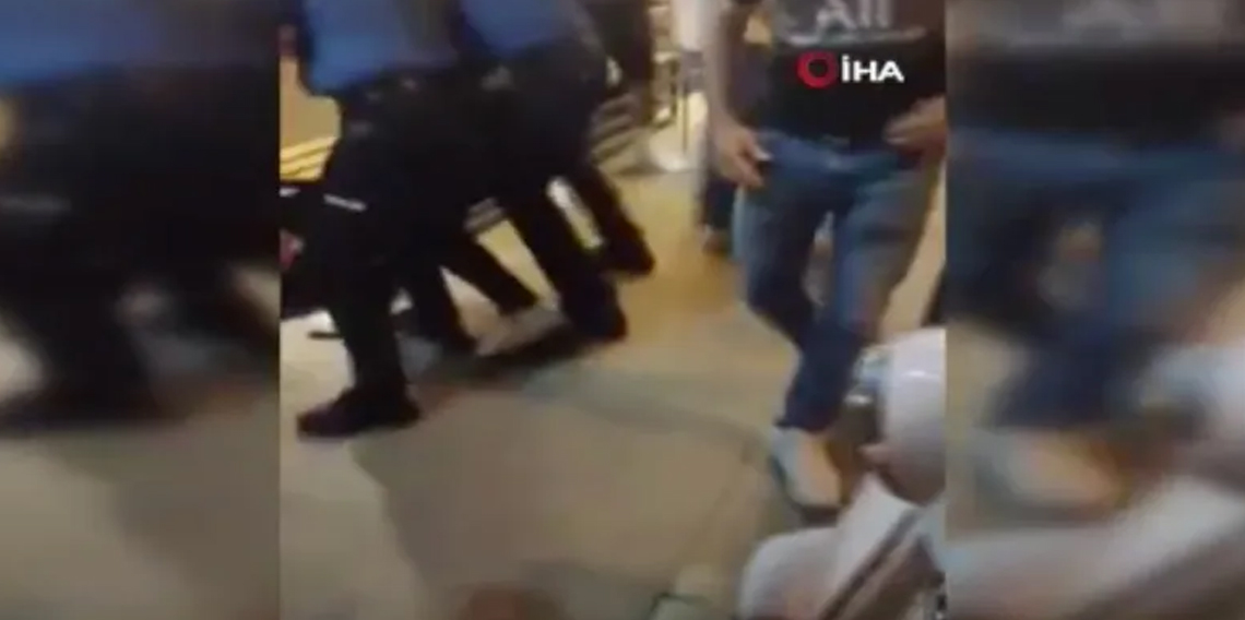 Uyarılara rağmen yüksek sesle müzik dinleyen grup polise saldırdı: 10 gözaltı
