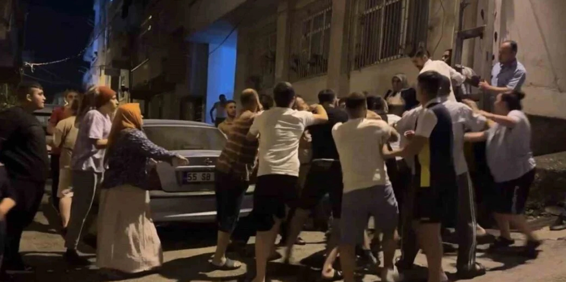Samsun’da sokak ortasında park yeri kavgası: Tekme ve yumruklar havada uçuştu