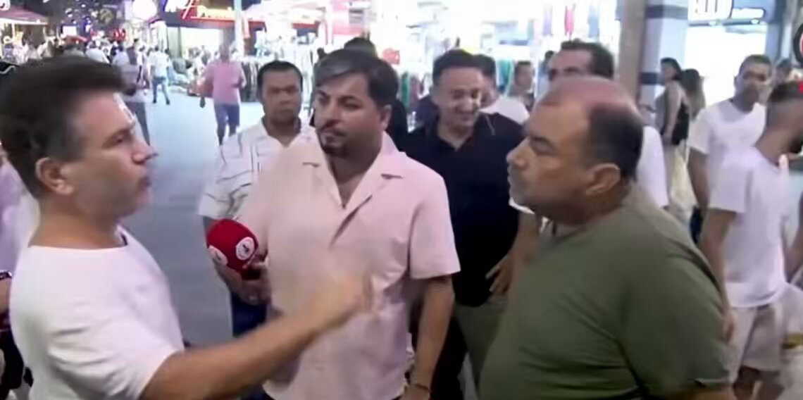 Sokak Röportajında Atatürk’e Hakaret Eden Şahıs Dövüldü