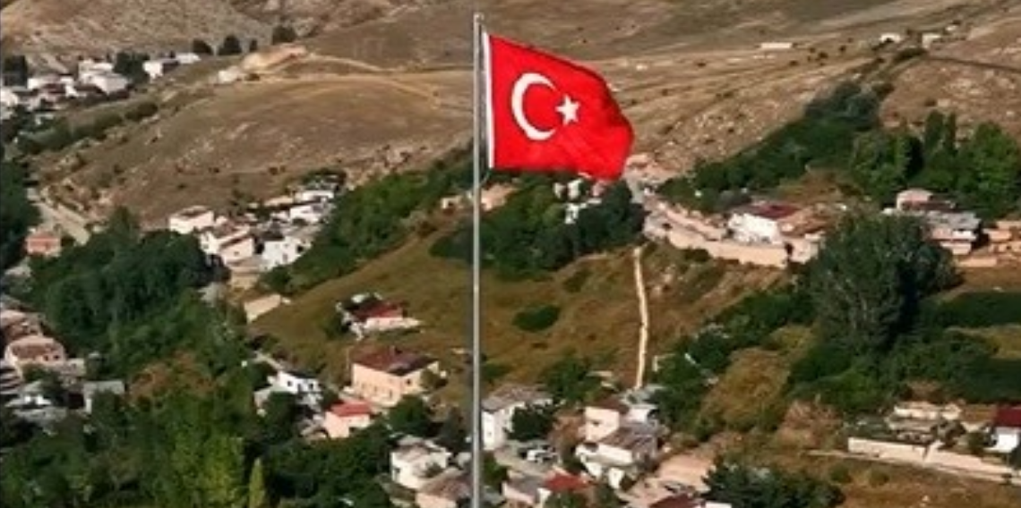 Bayburt Kalesi’nde Türk Bayrağı yenilendi: Ay yıldızlı bayrak yeniden dalgalanıyor