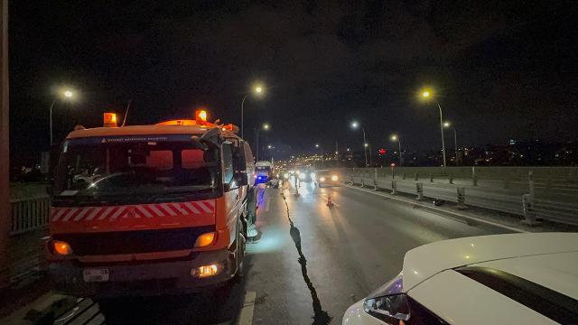 Motosiklet yol temizleme aracına çarptı:1 ölü