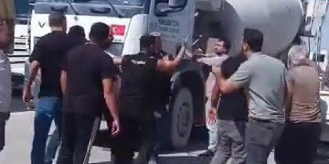 Yol verme tartışmasında sinirlenen vatandaş, kendini ringde hissedercesine kamyonu yumrukladı